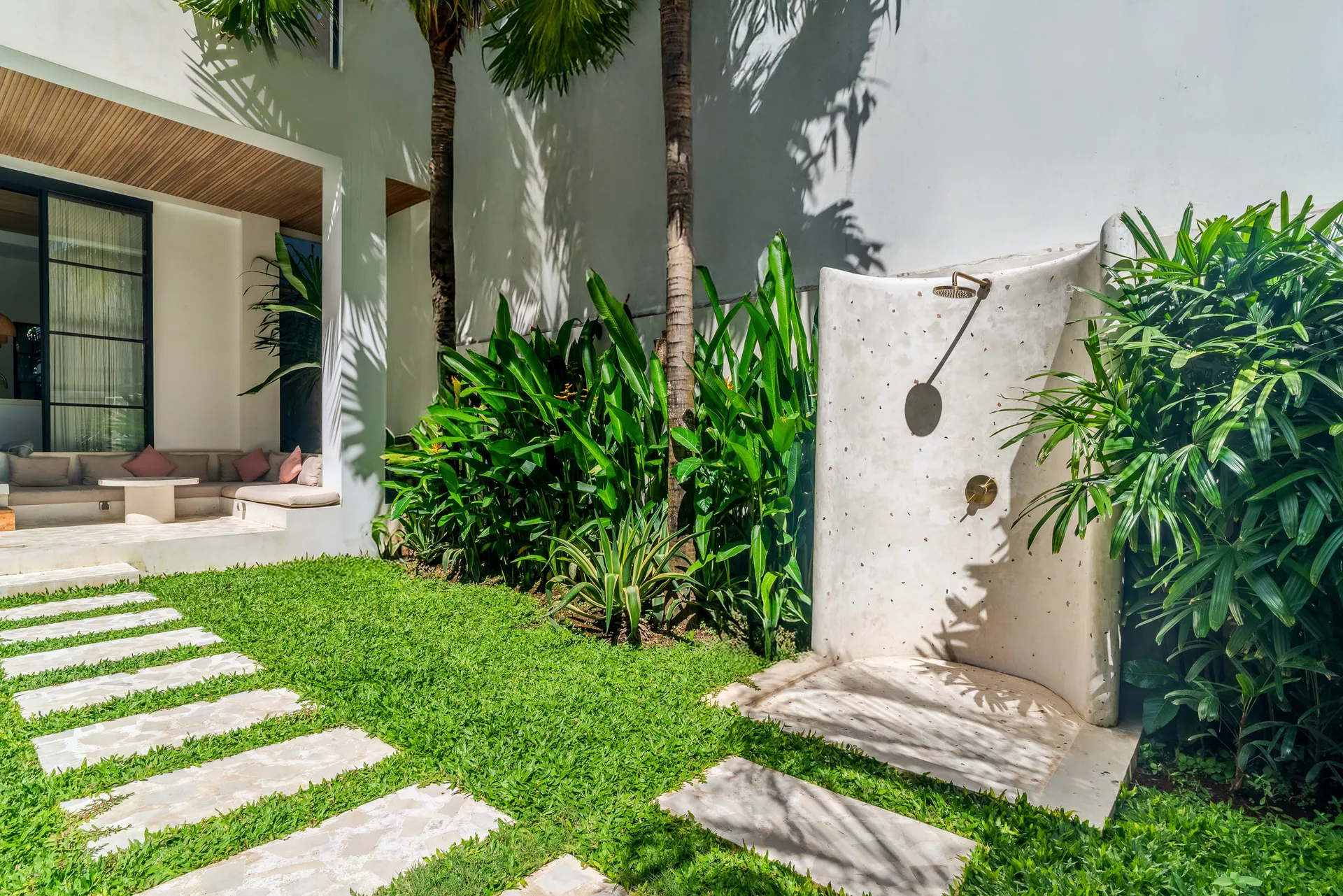 Arrova Bali Berawa, Luxurious and Spacious 3BR Villa Located in Canggu