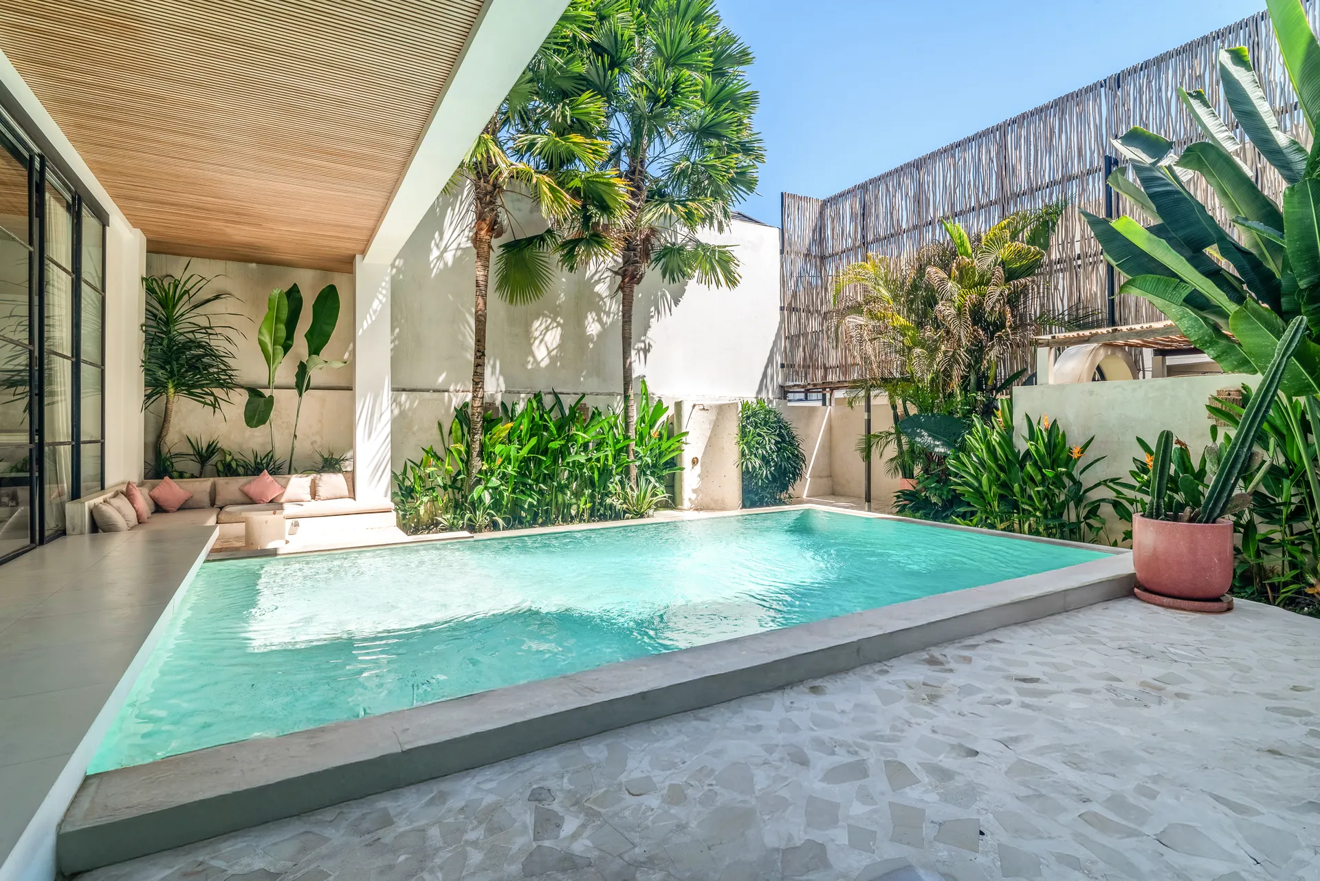 Arrova Bali Berawa, Luxurious and Spacious 3BR Villa Located in Canggu