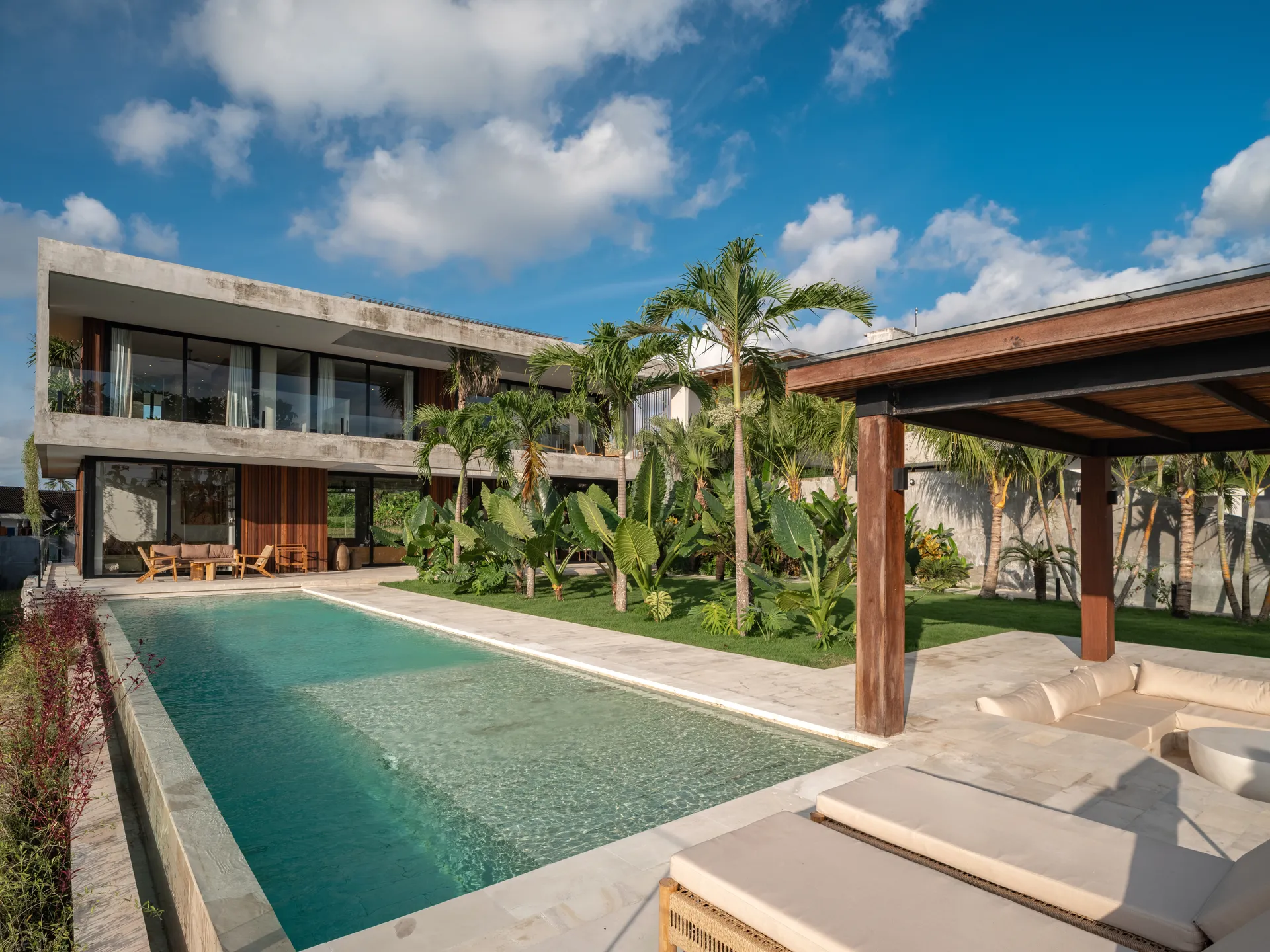 Villa Famara Bali Pererenan, Spacious Luxury 4-Bedrooms Villa with Ricefields View